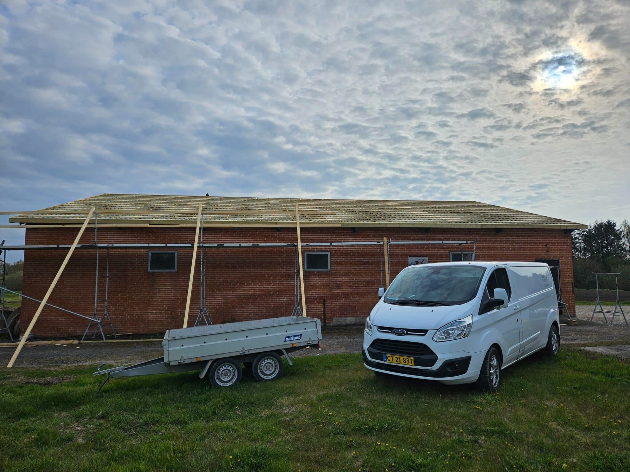 Opsætning af nyt tag på hus.