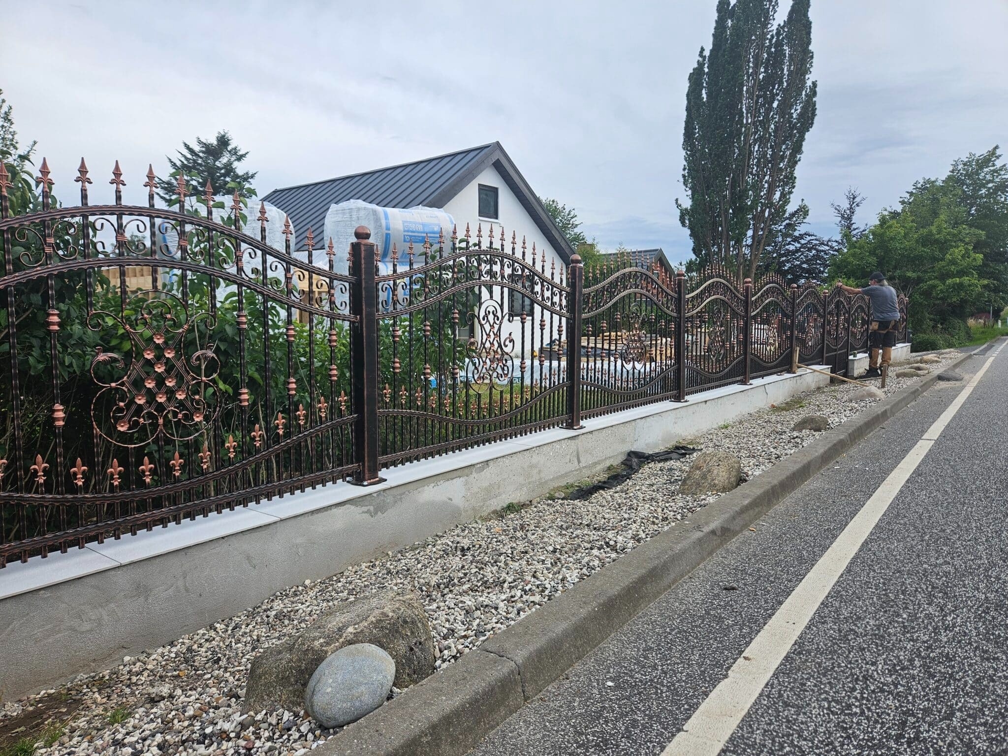 Smukt hegn rundt om et hvidt hus.
